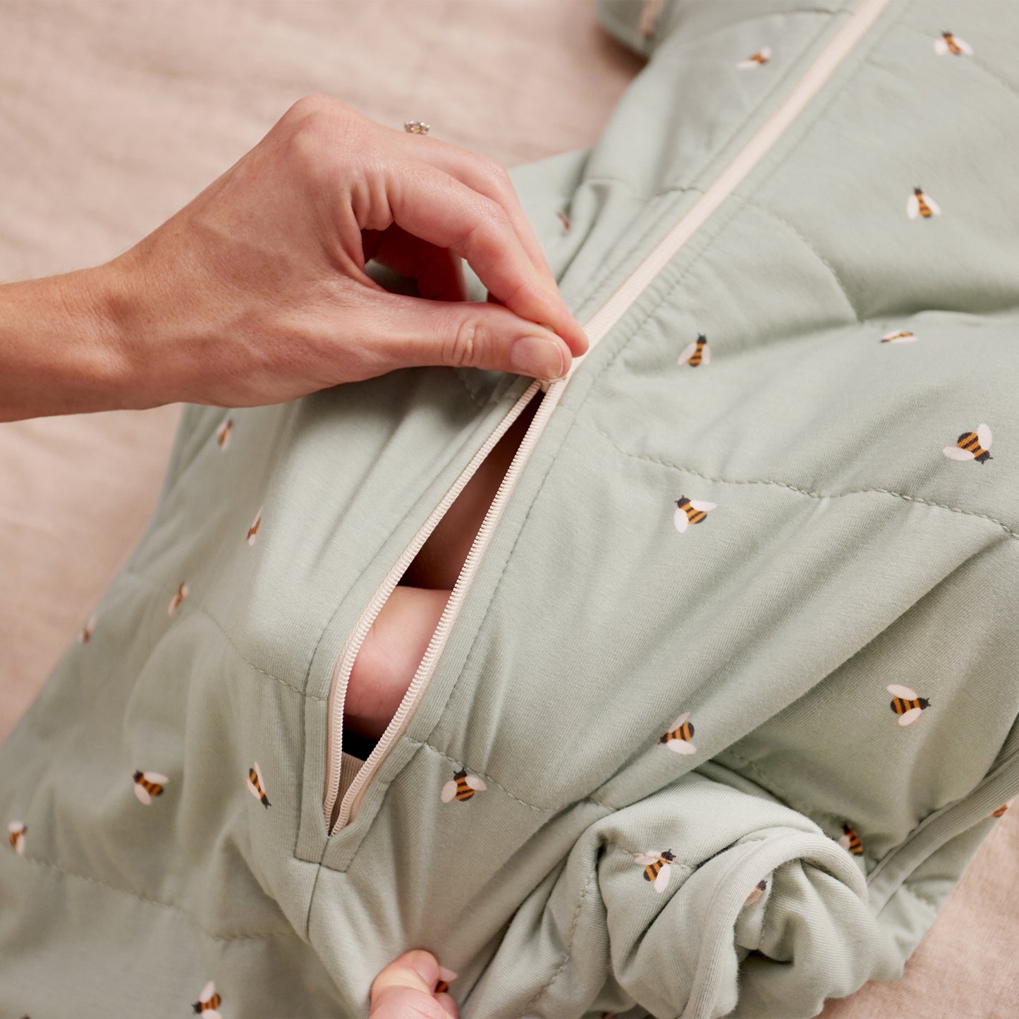 Swaddle Up™ Transition Bag 2.5 TOG Cotton Olive Bees